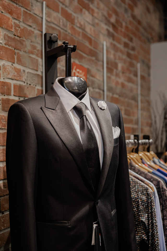 Renting or buying a tuxedo / suit for a wedding is a question that practically every groom asks himself 