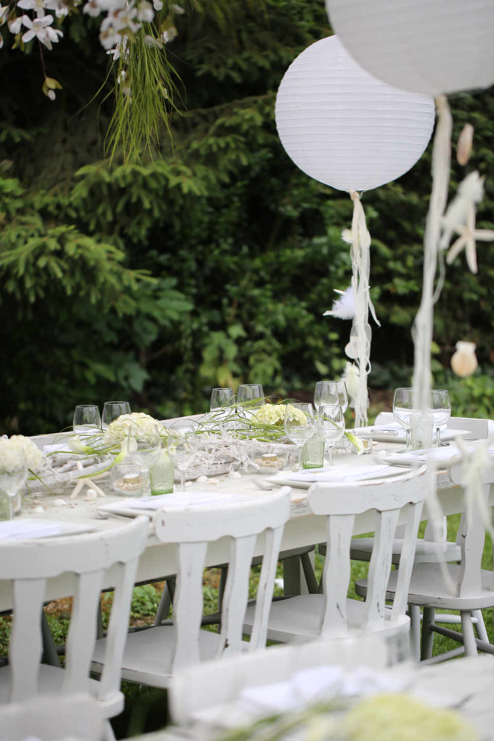 An outdoor wedding can have a unique charm, provided that the climate in the place where we live is moderate.