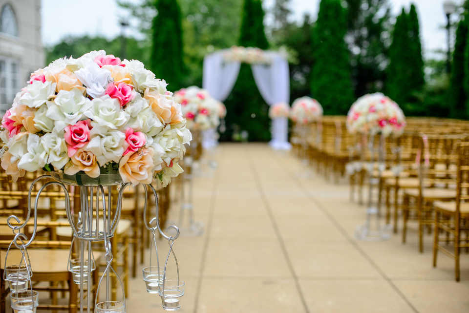 How the groom walks the aisle depends mainly on the tradition in which the wedding takes place