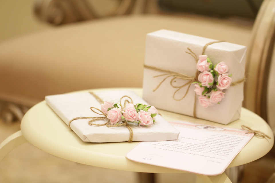 Although one might think that, it is not considered to be rude if you give money as a gift to the wedding couple